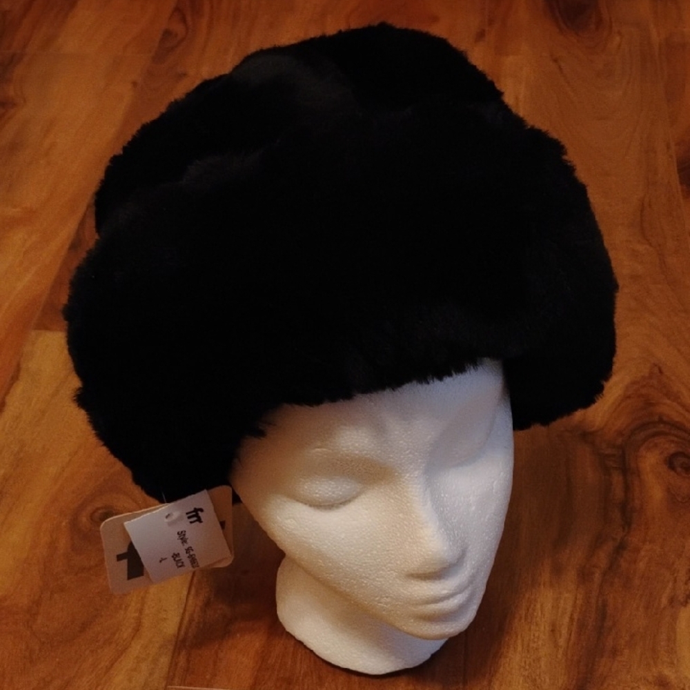 NWT frr Sheepskin Cloche Hat Size Large